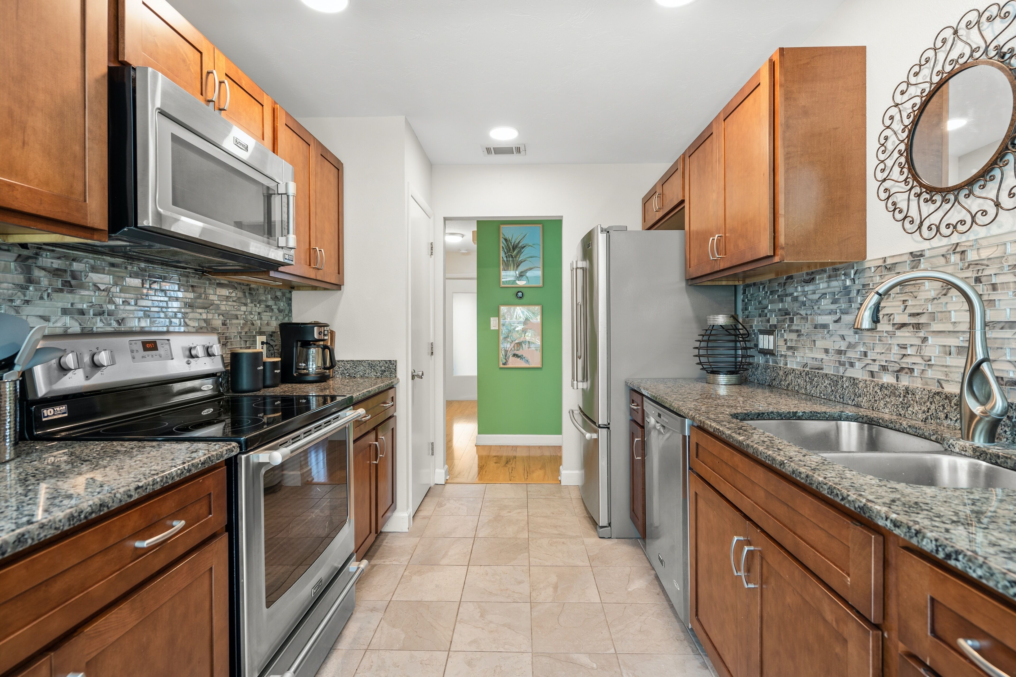 Refrigerador, microondas, horno y parrilla de estufa 