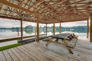 Outdoor dining - Hot Tub & Dock: Waterfront Bristol Area Retreat (Blountville)