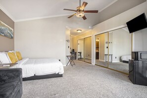 1 bedroom, desk, iron/ironing board, free WiFi - Lakefront Haven • Boat Rental • Sleeps 4 people (Discovery Bay)