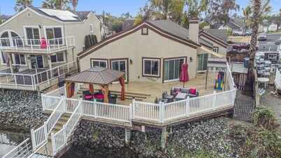 Lakefront Haven • Boat Rental • Sleeps 4 people