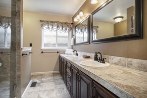 Shower, hair dryer, towels, soap - Lakefront Haven • Boat Rental • Sleeps 4 people (Discovery Bay)