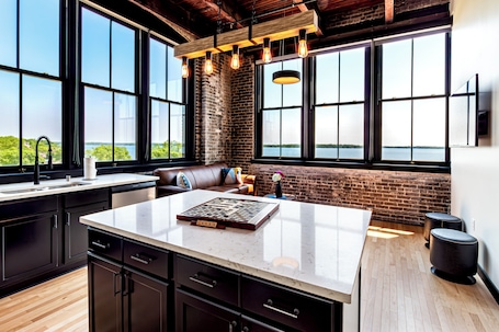 Decoración personalizada, muebles diferentes y cortinas blackout . The Saddlery Madison Downtown