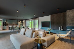 Smart-TV, Kamin, Videospiele, Tischfußball