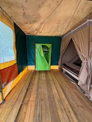 4 bedrooms, iron/ironing board, bed sheets