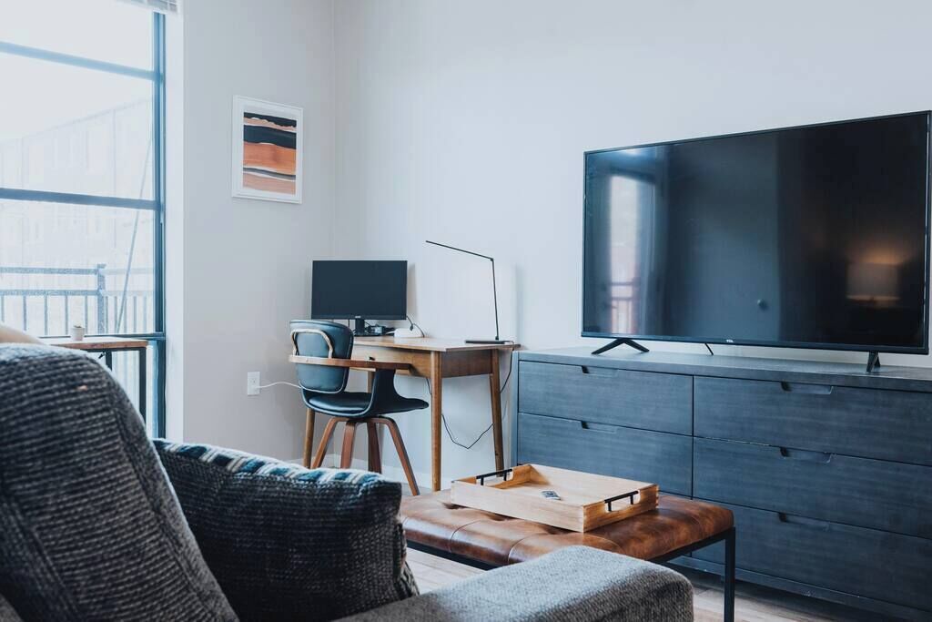 Televisión, oficina y monitor de computadora 