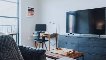 Televisión, oficina y monitor de computadora