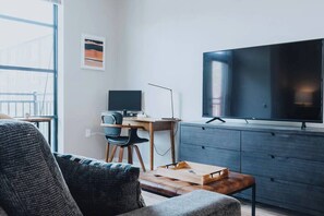 Televisión, oficina y monitor de computadora 