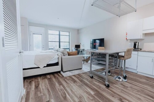 Charming Studio King Bed & Pool St Louis