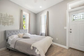 6 bedrooms, desk, WiFi, bed sheets - The Castle–3 Condos for Family, Friends & Business (Washington)