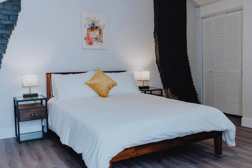 4 bedrooms, desk, iron/ironing board, WiFi
