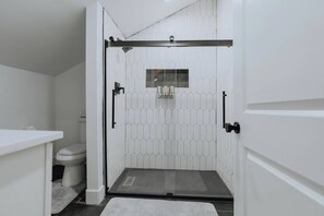 Een douche, een haardroger, handdoeken