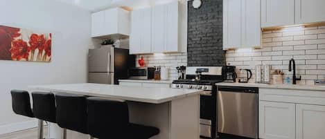 Een koelkast, een microgolfoven, een oven, een kookplaat