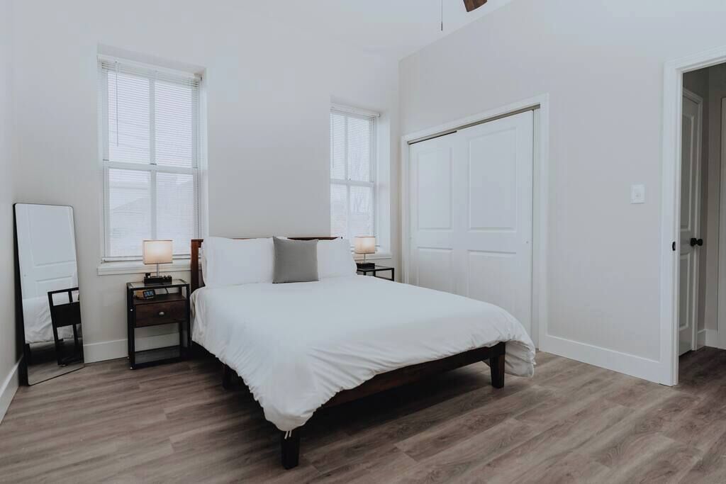 2 bedrooms, desk, iron/ironing board, WiFi