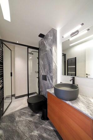 Dusche, Haartrockner, Handtücher, Seife