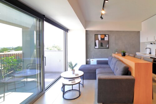 Heraklion Harbour Penthouse with stunning views and hot tub. 