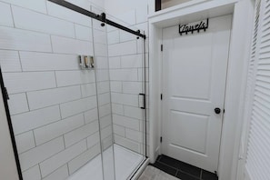 Douche, séchoir à cheveux, serviettes fournies