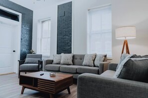 TV, offices - Charming Soulard Home – 8BR for Groups & Work Trips (St. Louis)