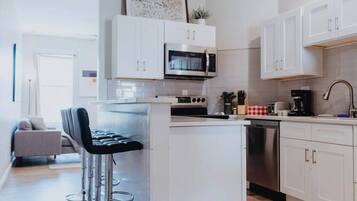 Kjøleskap, mikrobølgeovn, ovn og kokeplater