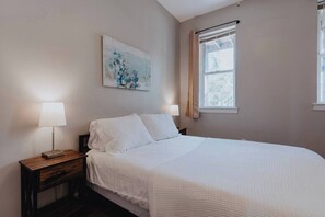 2 Schlafzimmer, Schreibtisch, Bügeleisen/Bügelbrett, WLAN