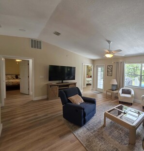 テレビ、書斎 / ワークスペース