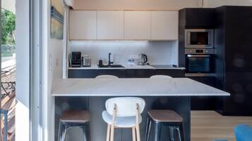 Refrigerador, microondas, horno, placa de cocina