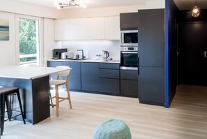 Frigorifero, microonde, forno, piano cottura