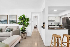 Smart-TV, Kamin, Bücher