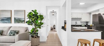 Tropical Oasis w/ Hot Tub Near Astonishing Beaches