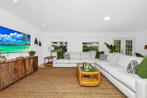 Smart TV, chimenea y libros 