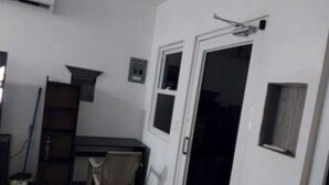 A small, compact room with a desk, chair, and a door leading to another room. - Cabaña Silva (Tocoa)