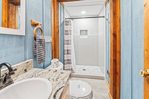 Douche, sĂšche-cheveux, serviettes fournies