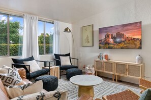 Fernseher, Bücher, Stereoanlage