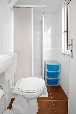 Bathtub, hair dryer - Group-Friendly Apt in the Heart of Bairro Alto (Lisbon)