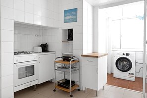 Réfrigérateur, four à micro-ondes, un four, surface de cuisson