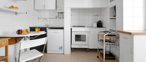 Een koelkast, een microgolfoven, een oven, een kookplaat