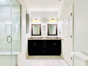 Shower, towels, soap, shampoo - Beautiful Downtown 3BR with Free Parking (Chicago)