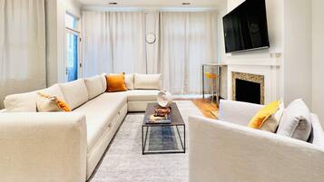 Een smart-tv en een open haard