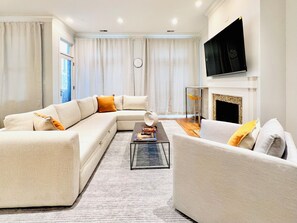 Smart TV, fireplace - Beautiful Downtown 3BR with Free Parking (Chicago)
