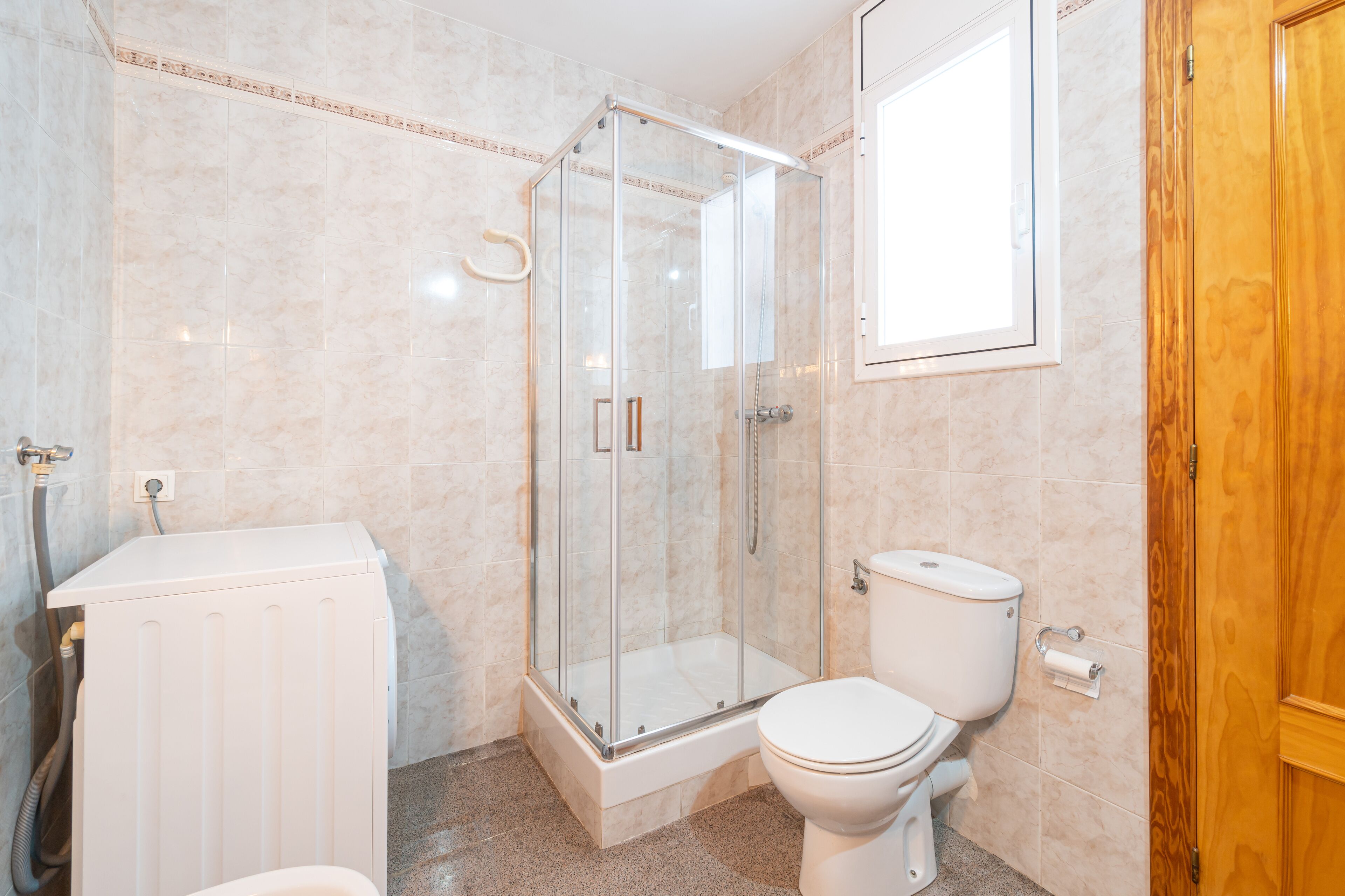 Douche, sèche-cheveux, serviettes fournies, savon