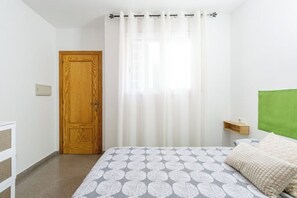 2 habitaciones, tabla de planchar con plancha, wifi y ropa de cama 
