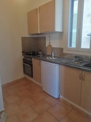 Kjøleskap, mikrobølgeovn, kokeplater og kaffetrakter/tekoker