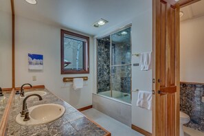 Combined shower/tub, hair dryer, towels