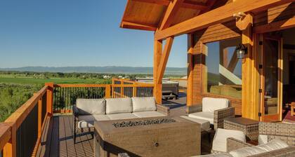 Fire Pit, Deck + Hot Tub: Idaho Group Getaway!