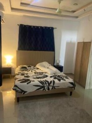 3 عدّة غرف نوم وواي فاي وملاءات أسرّة