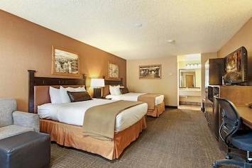 Unit with 2 King size beds. Exact unit will be assigned upon arrival. Views, colors and decor may vary.