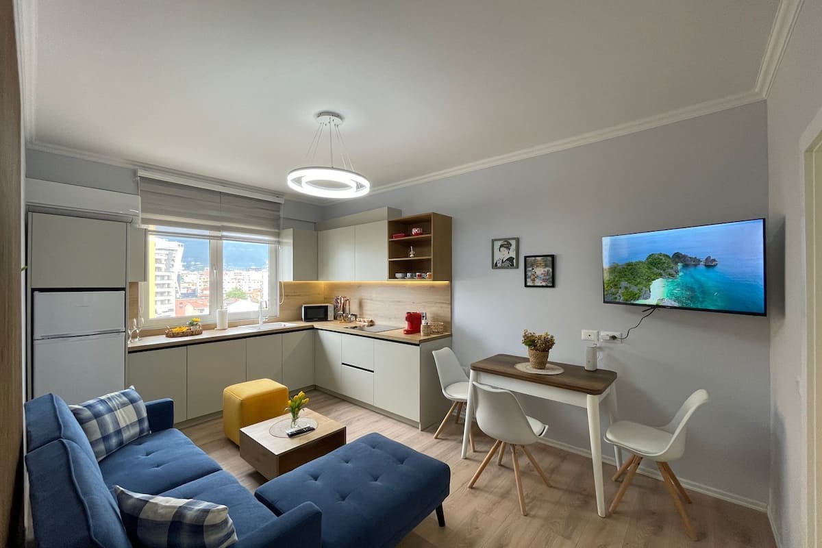Appartement Supérieur | Coin séjour | TV connectée de 55 pouces avec chaînes par câble