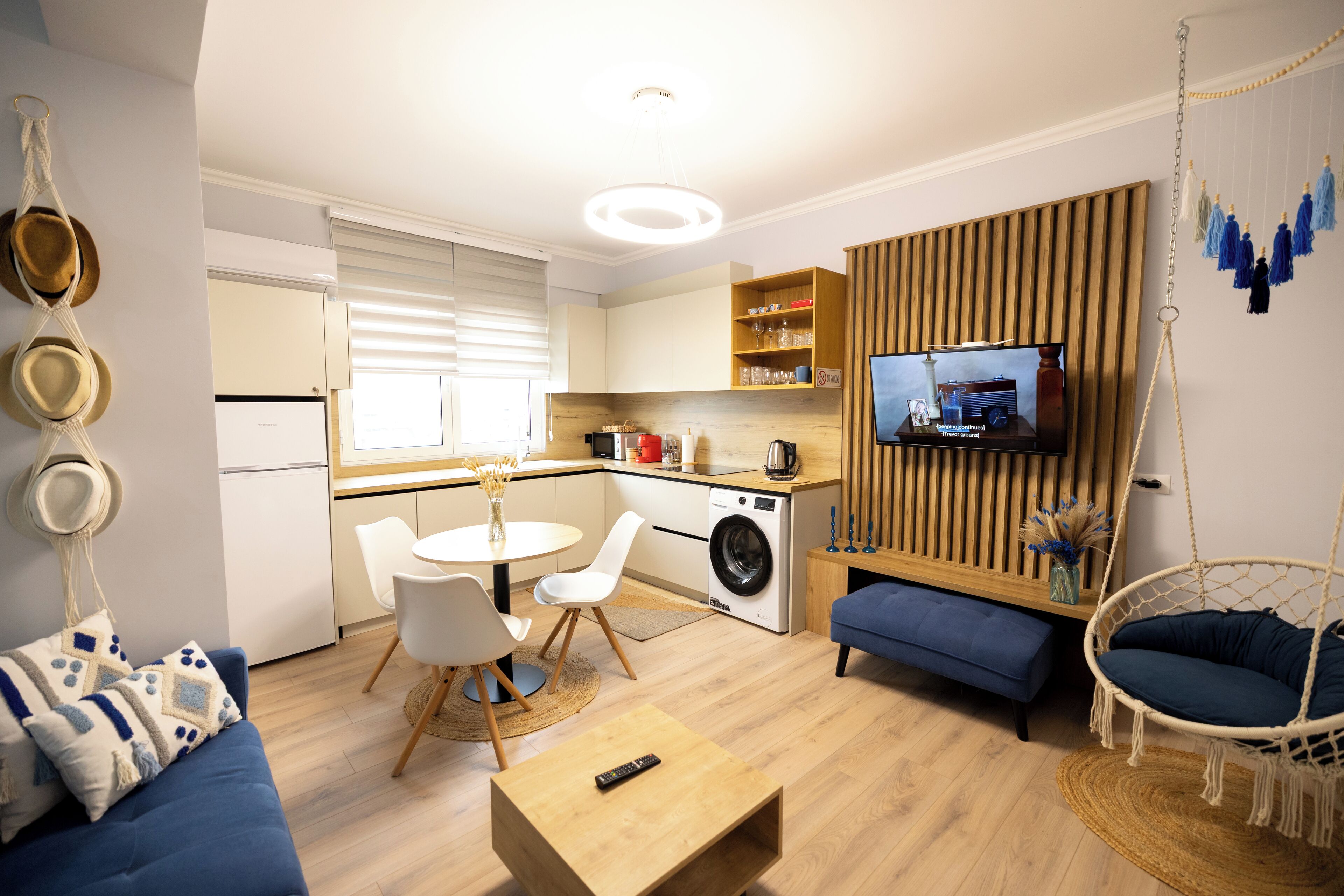 Un espacio habitable compacto con cocina, comedor y zona de estar.