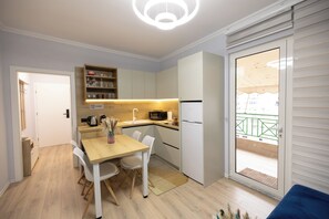 Apartamento Premium, vistas a la ciudad | Cocina privada | Frigorífico grande, microondas, horno y placa de cocina