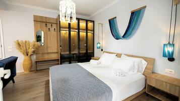 Quarto moderno com cama grande, armário de madeira e rede suspensa.