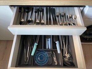 Apartamento superior | Cozinha americana privada | Geladeira grande, micro-ondas, fogão, cooktop